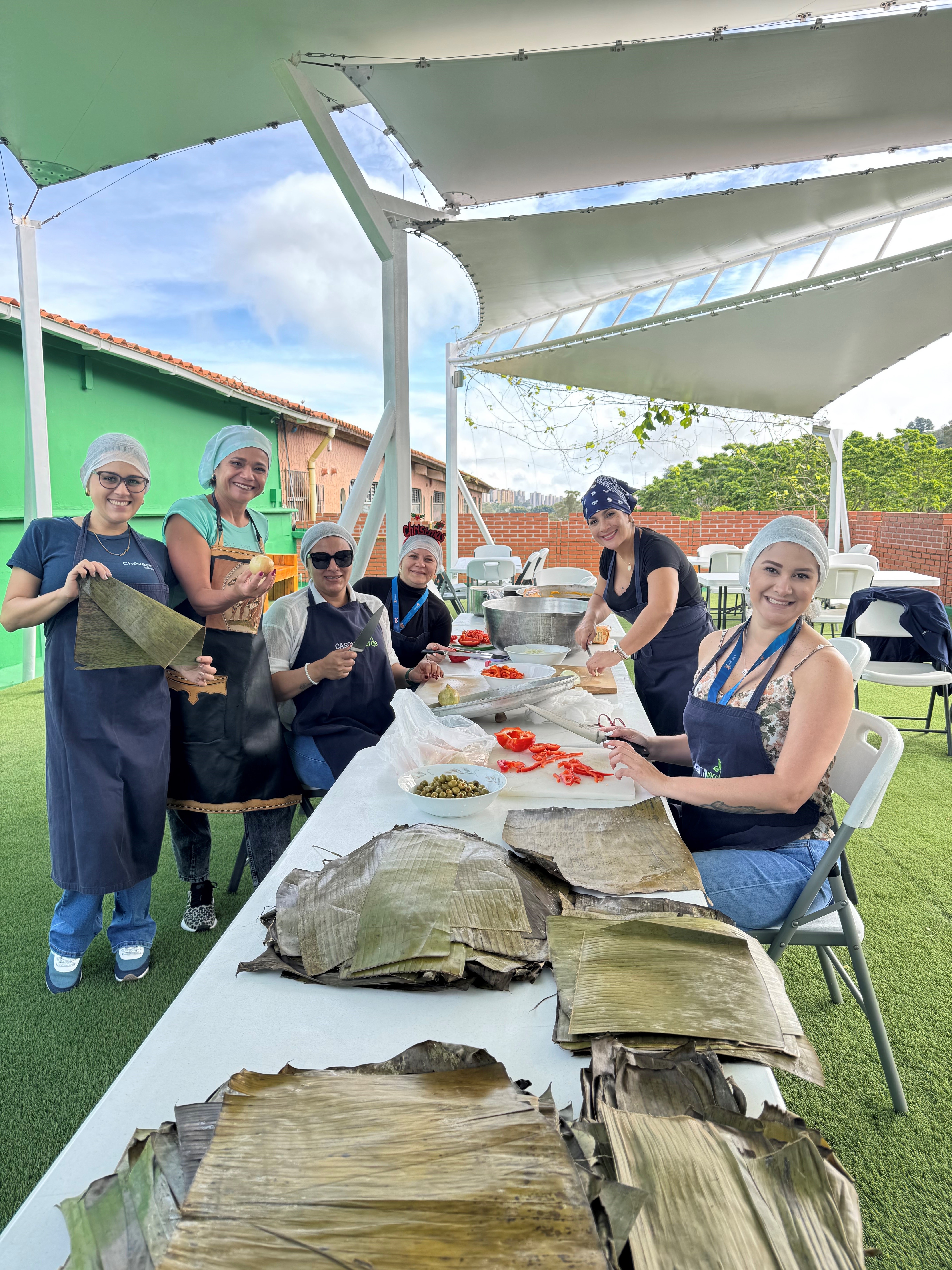 Gerentes y Directores prepararon hallacas para el personal en una actividad de integración y liderazgo. ¡Gran equipo!
