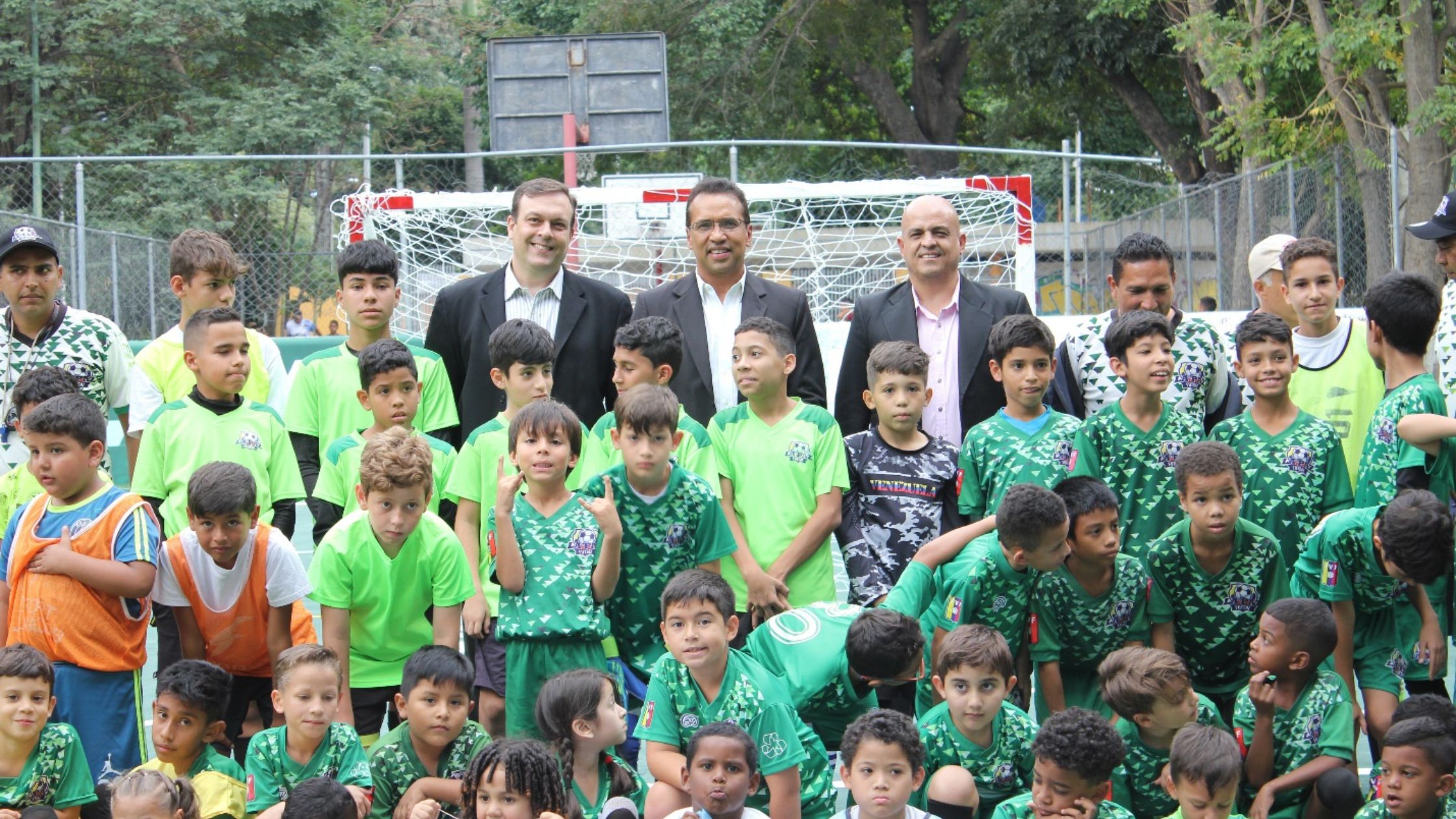 Contentos de apoyar a los talentosos niños del club Futsal La Paz